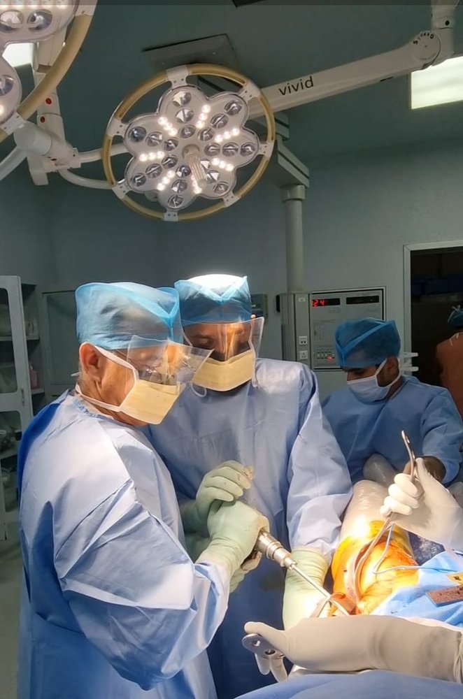 Dr. Ashwani Maichand and team performing minimally invasive hip replacement surgery