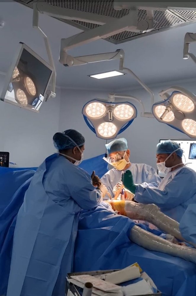 Dr. Ashwani Maichand and team performing minimally invasive knee replacement surgery